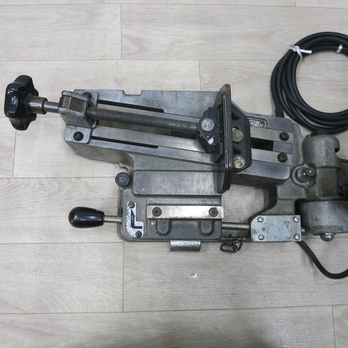 100V