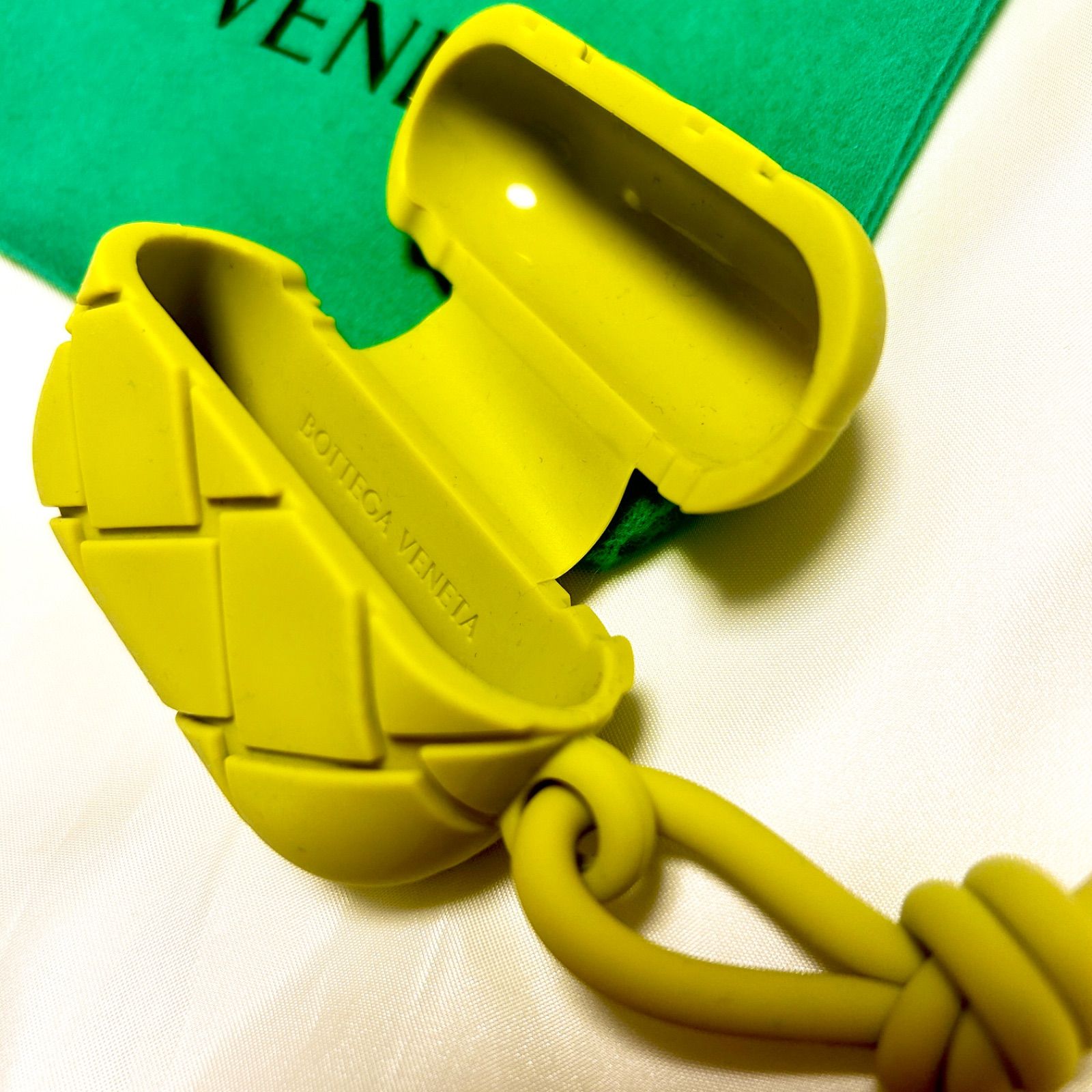 ボッテガヴェネタ AirPods Pro ケースイントレチャート 黄色 ボッテガヴェネタ AirPods Pro ケースイントレチャート 黄色