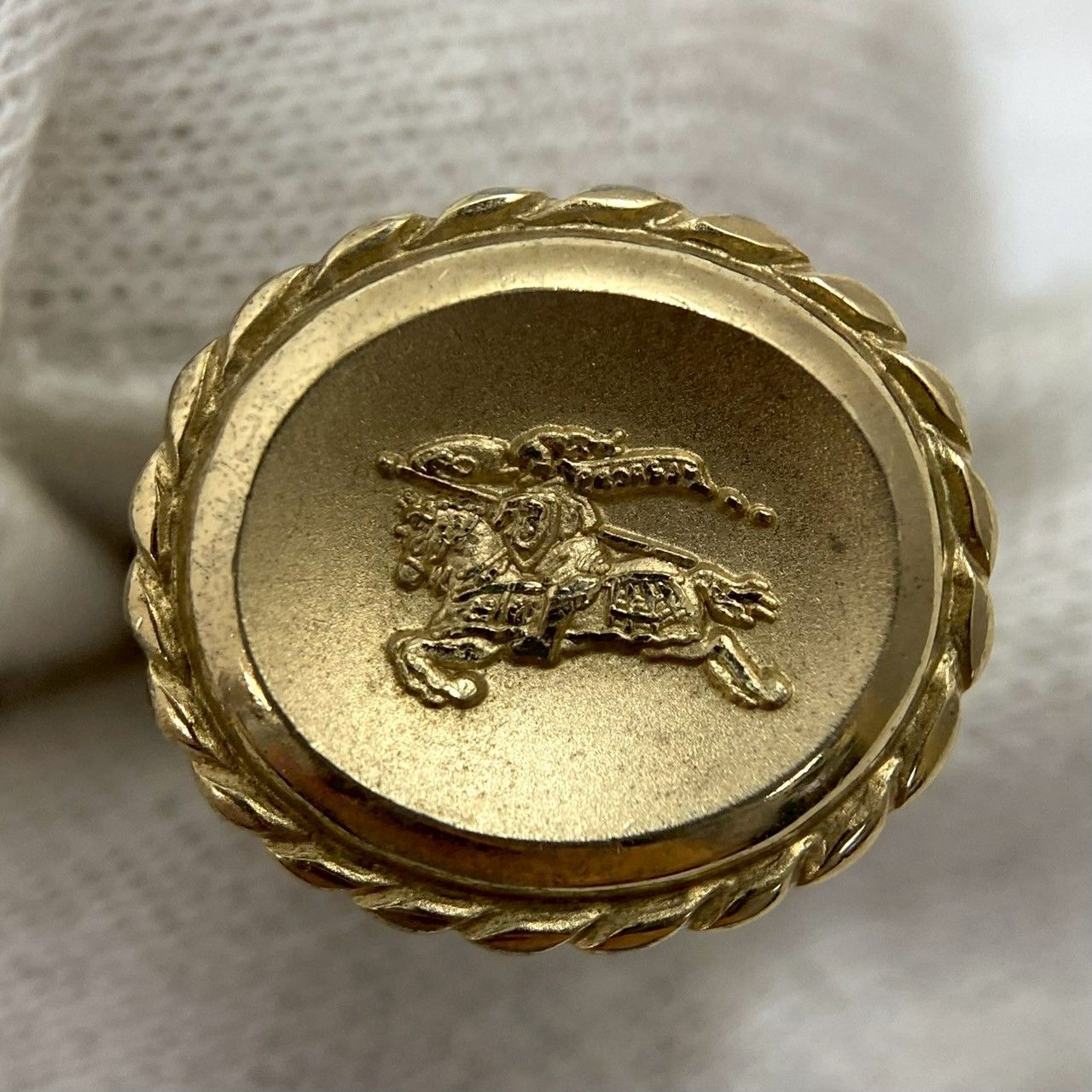 【美品】バーバリー　Burberry's カフス　ゴールド　ブラック　ホースロゴ Burberrys】ホースロゴ カフス ゴールド/金カラー ネクタイ