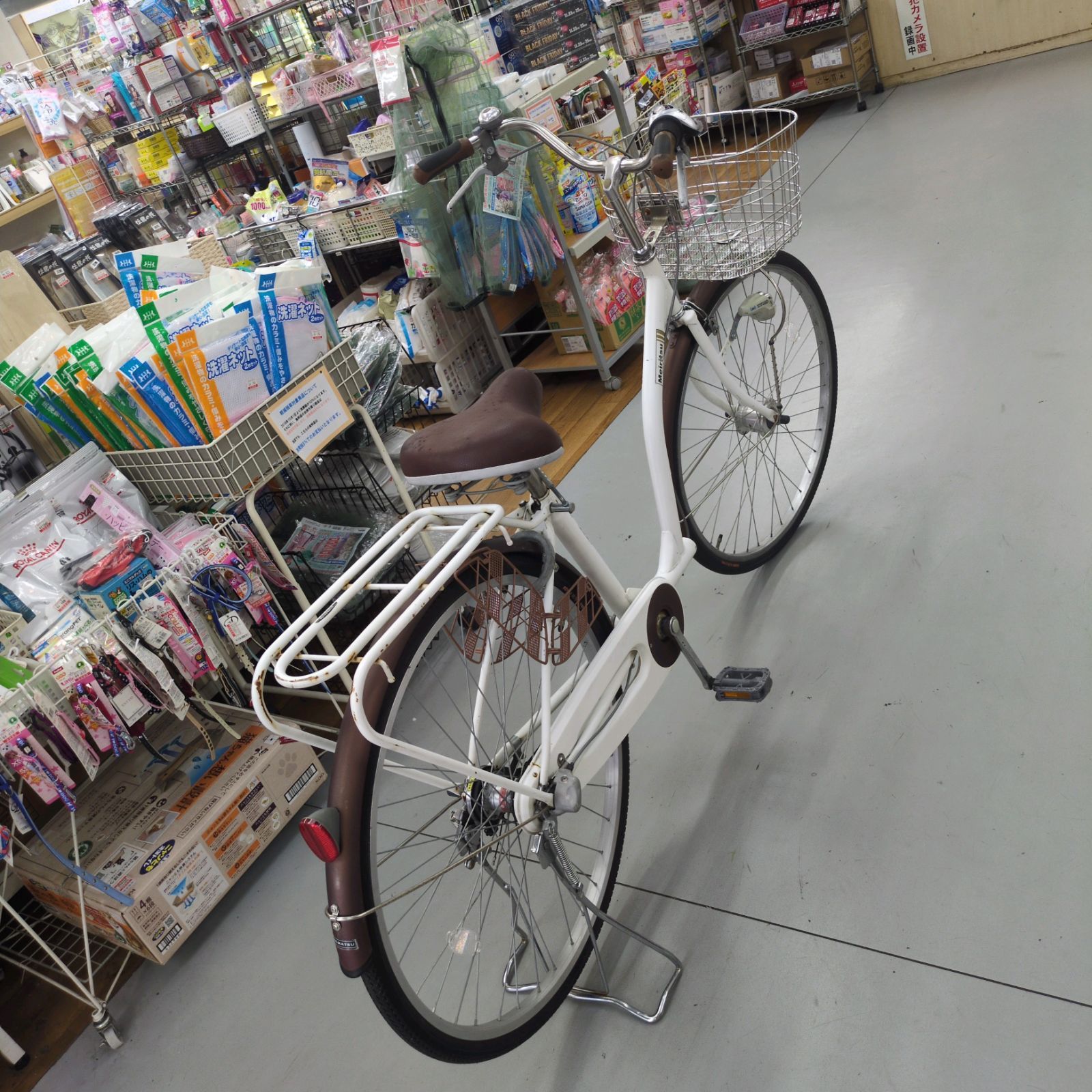 自転車を使わなくなったので出品します。 車はまだきれいで、茶色の車を購入しました。 車のシートに黒い筋があります。 残りは良好で新しい J327 ☆カギ無し・サビキズ使用感☆軽快自転車☆URBAN LABO☆6段☆LED