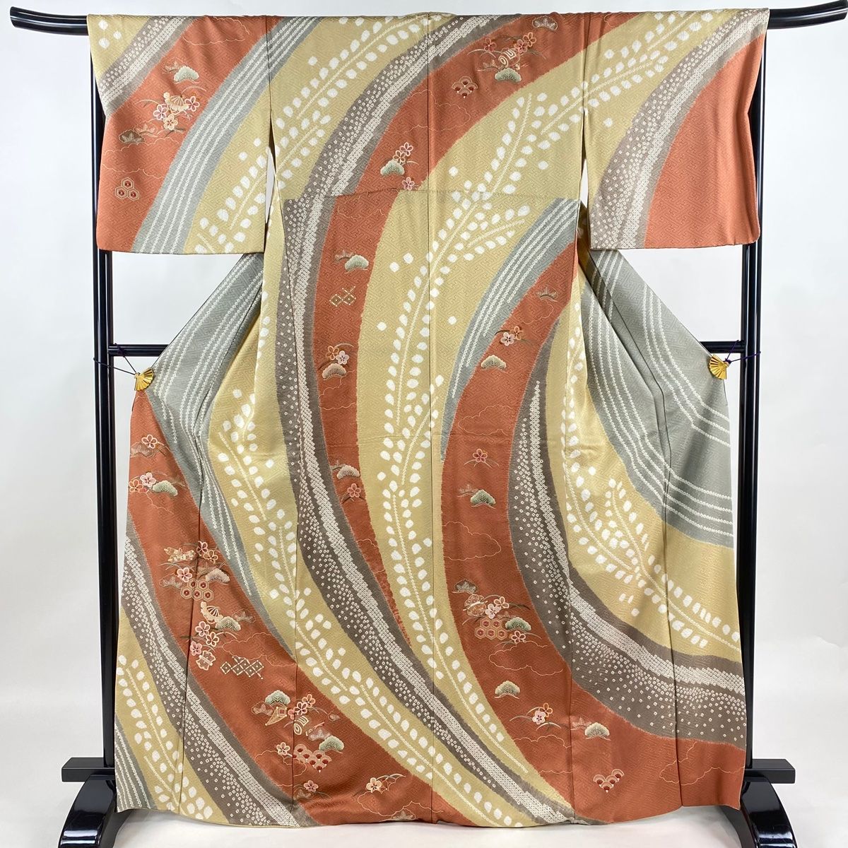 付下げ 身丈168cm 裄丈67.5cm L 袷 宝尽くし 松 絞り 刺繍 ベージュ 正絹 名品