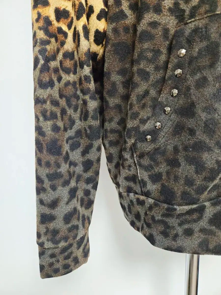 レオパード スタッズ