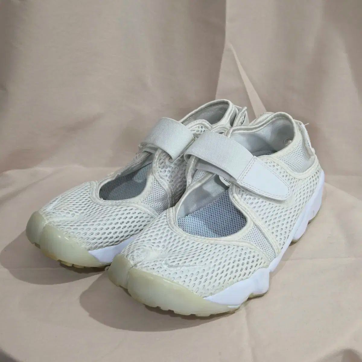 NIKE ナイキ エアリフト エニグマストーン 25cm NIKE ナイキ エアリフト エニグマストーン 25cm NIKE WMNS AIR RIFT