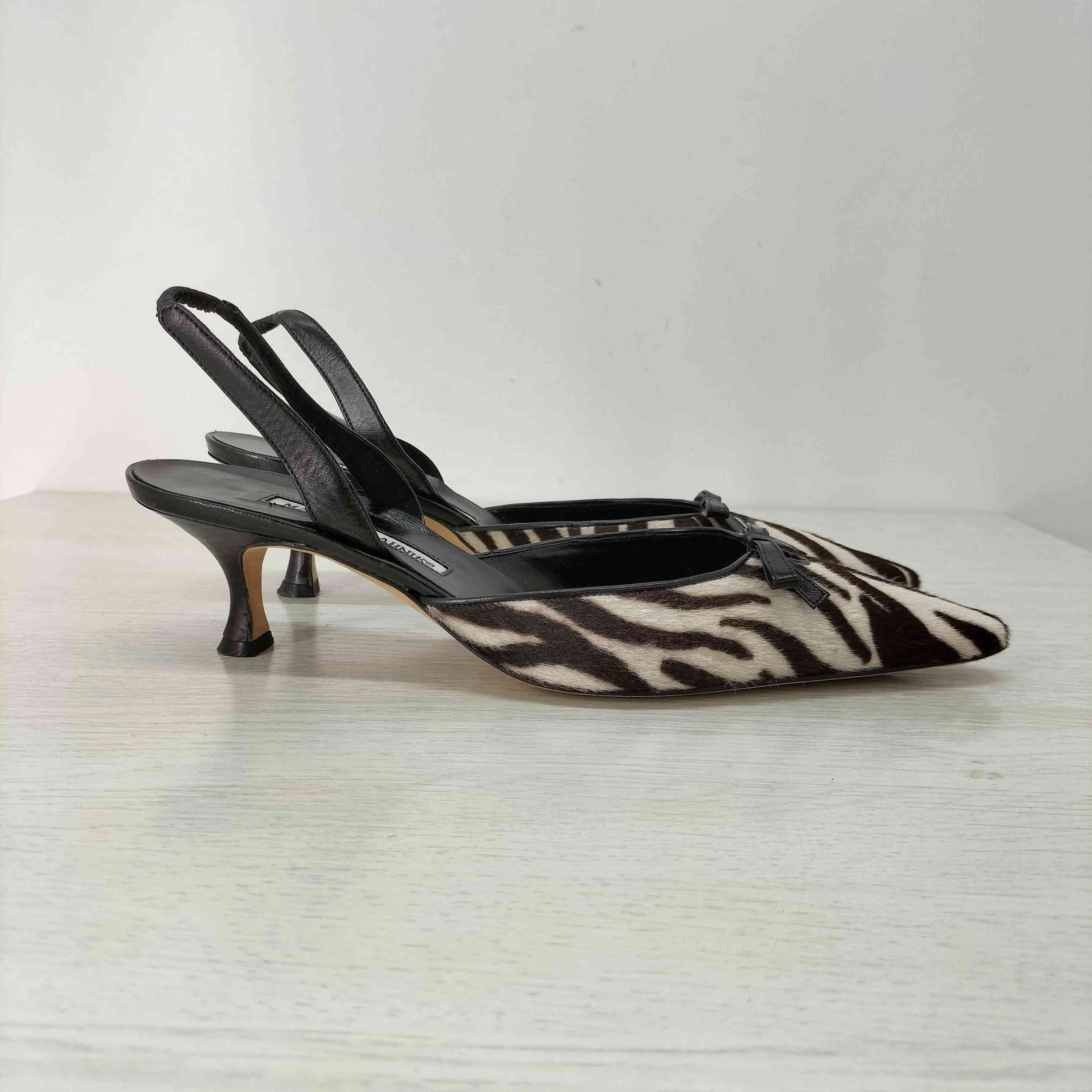 極美品　マノロブラニク　リボンデザイン　ポインテッドトゥ ゼブラ柄　ミュール マノロブラニク MANOLO BLAHNIK リボンデザイン ポインデットトゥ