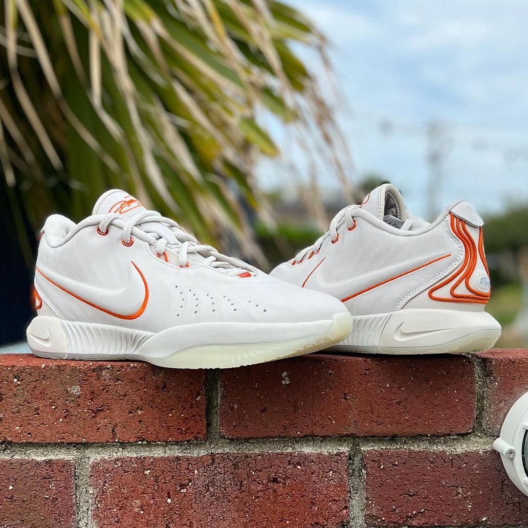 NIKE LEBRON 21 'AKOYA' ナイキ レブロン 21 【MEN'S】 light bone/coconut milk-dark  russet-campfire orange FV2346-001