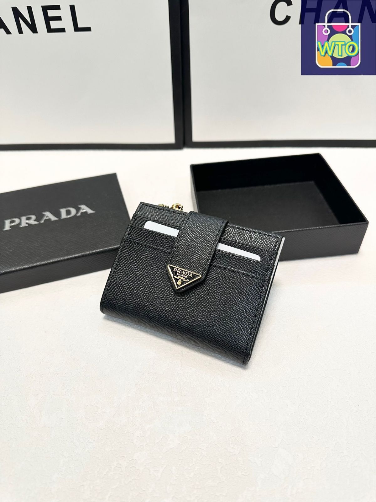 プラダ レザーカードケース