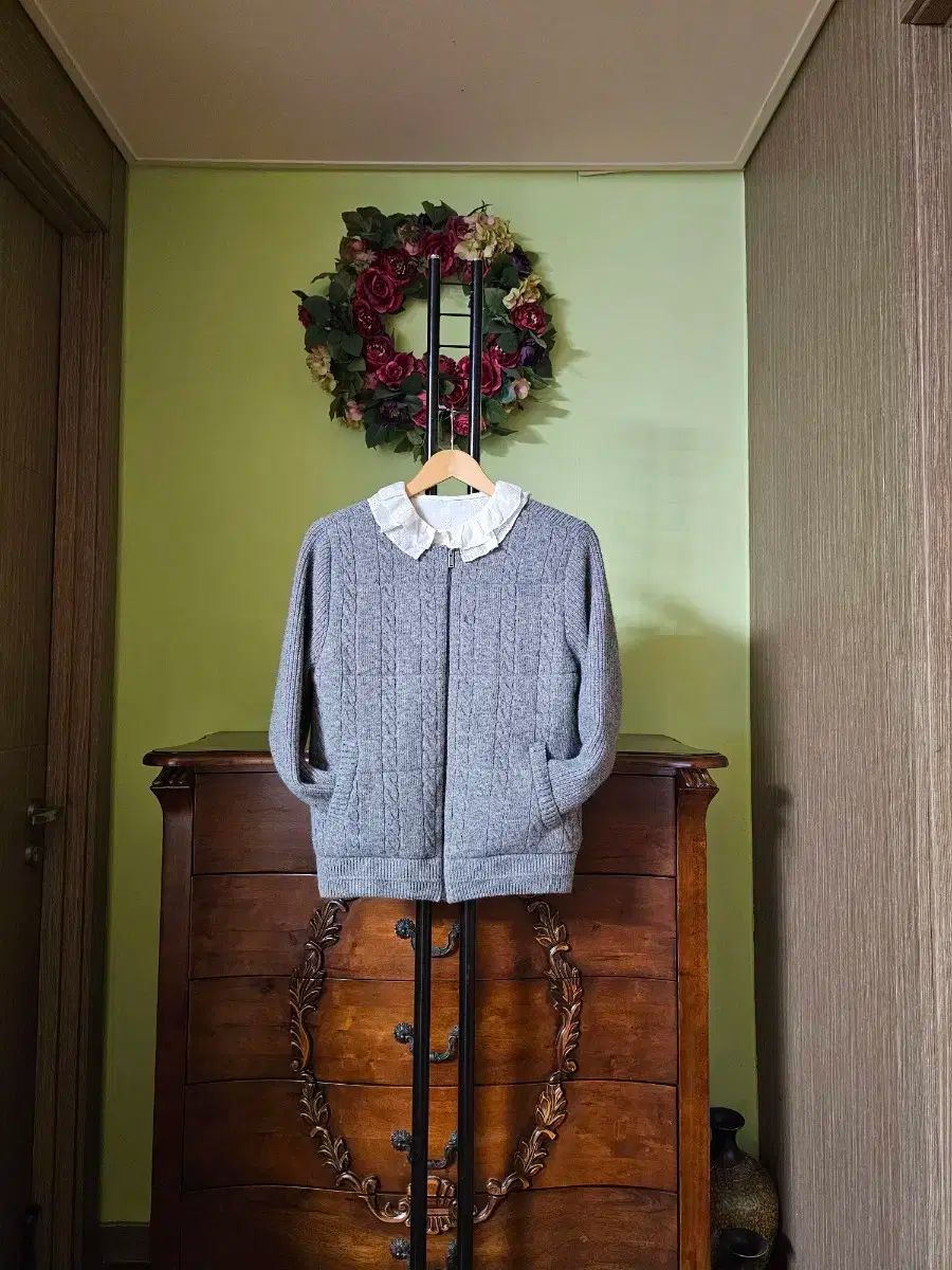 BCBG モカシミア ニットジャンパー 2025 年