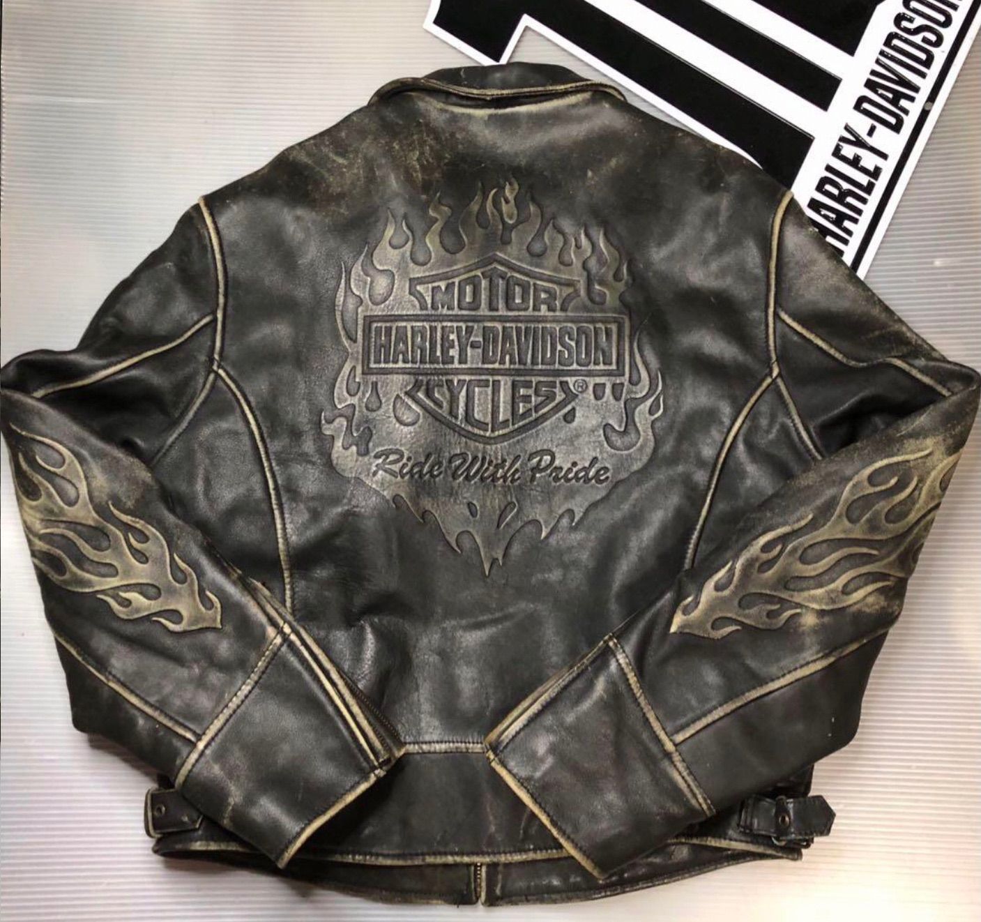 HARLEY DAVIDSON ハーレーダビッドソン 【稀少モデル！入手困難】極美品 ハーレーダビッドソン ライダースジャケット革LM  背面大型立体ロゴと両袖のファイヤーパターンの立体エンボスは最高にクールです！ダメージ加工が更に雰囲気を演出！ 稀少モデル！☆ - メルカリ