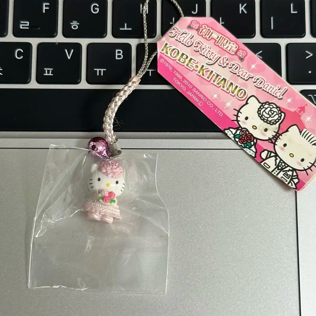 神戸 限定 キティストラップ ウェディングキティ - メルカリ