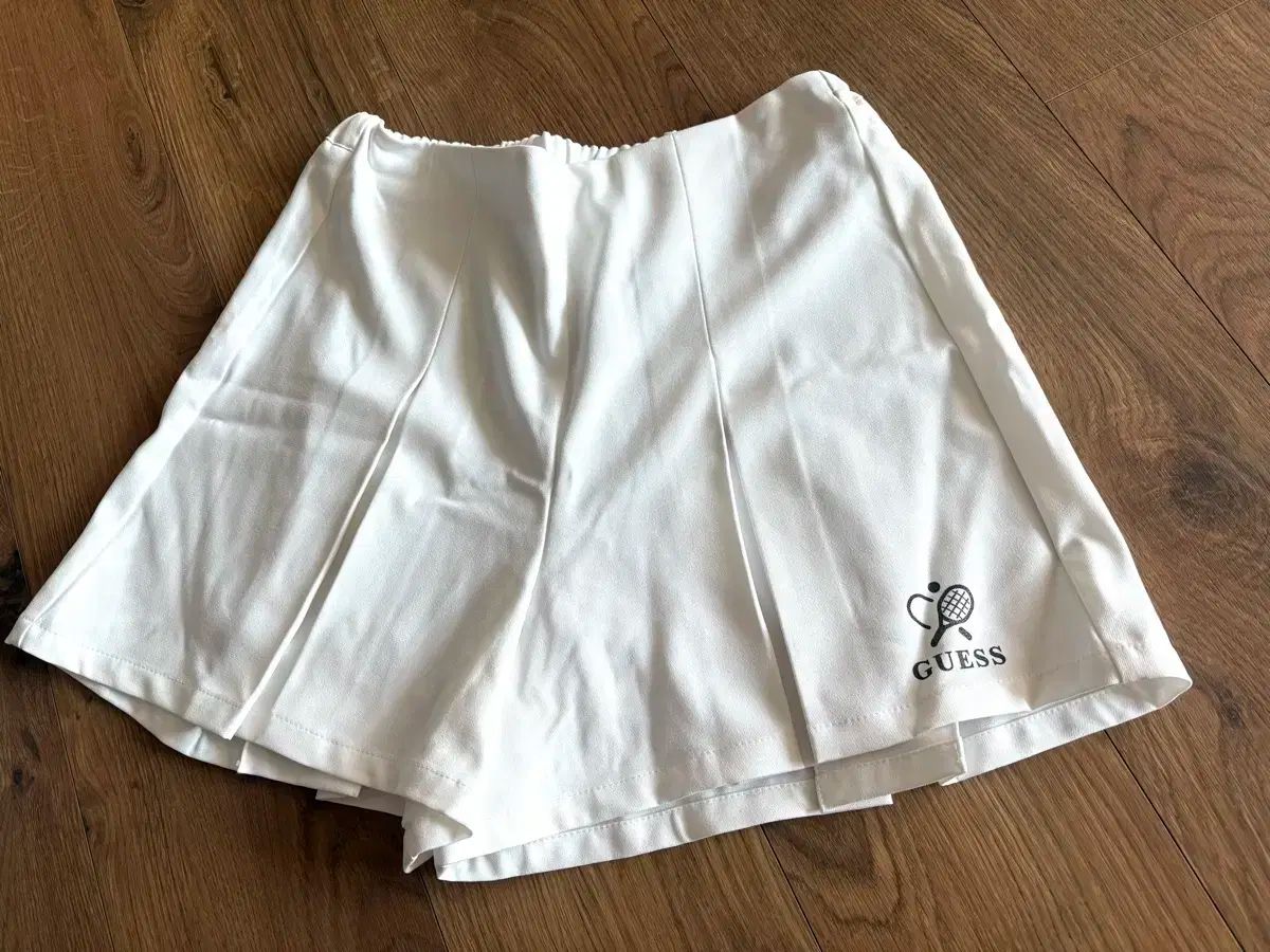 GUESS 白 テニス ハーフパンツ