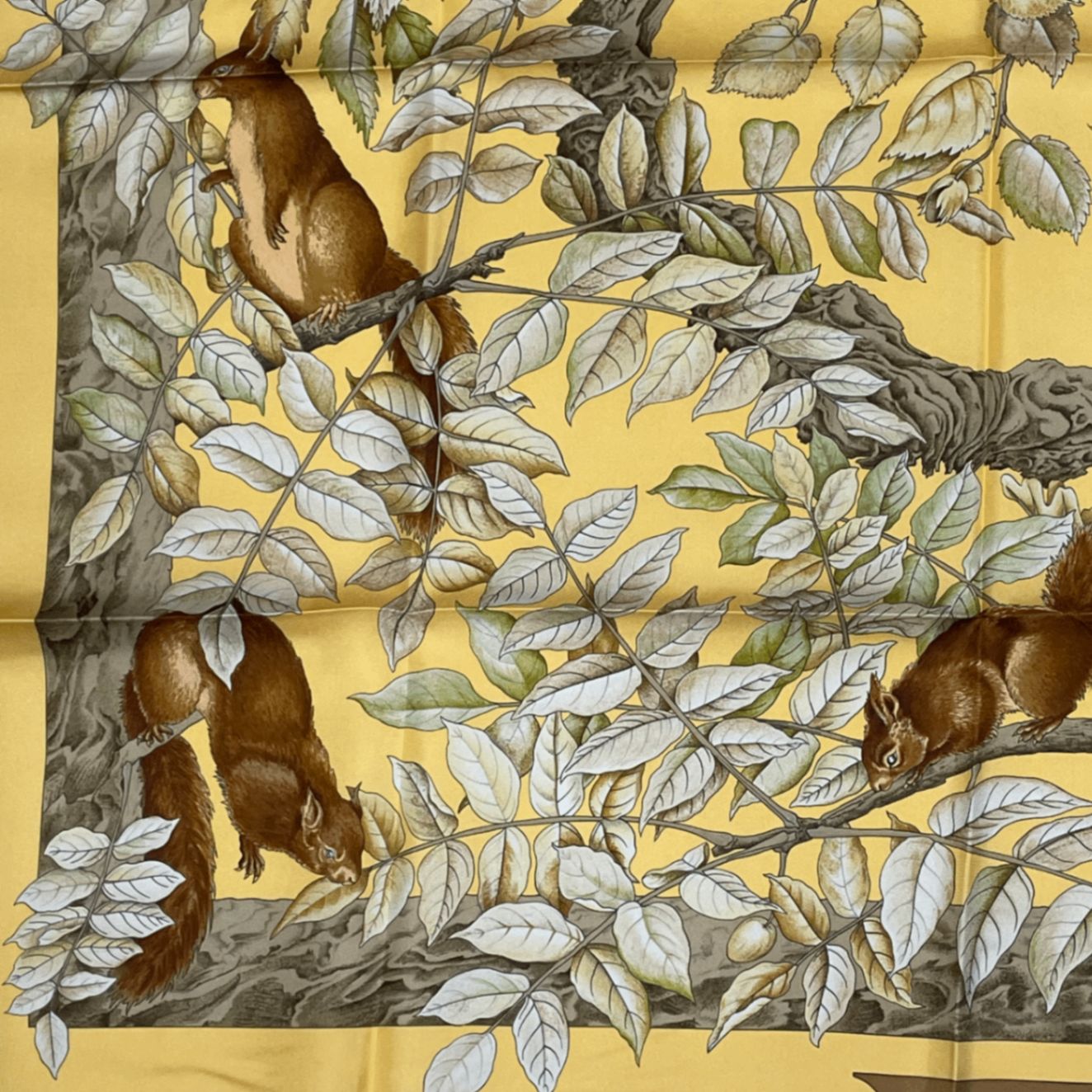 未使用品 HERMES エルメス カレ90 CASSE NOISETTE くるみ割り リス柄