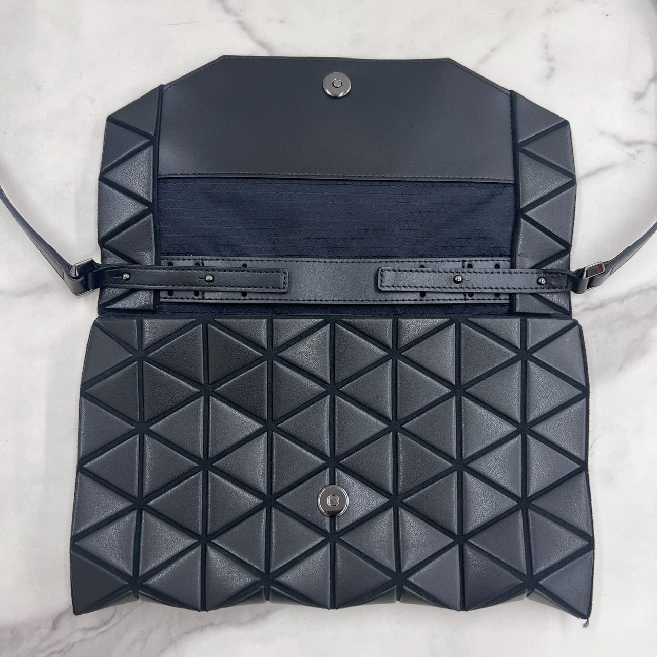 美品　バオバオイッセイミヤケ エナメル ショルダーバッグ 黒 ISSEY MIYAKE】BAOBAO ブラックエナメルショルダー | ブランド