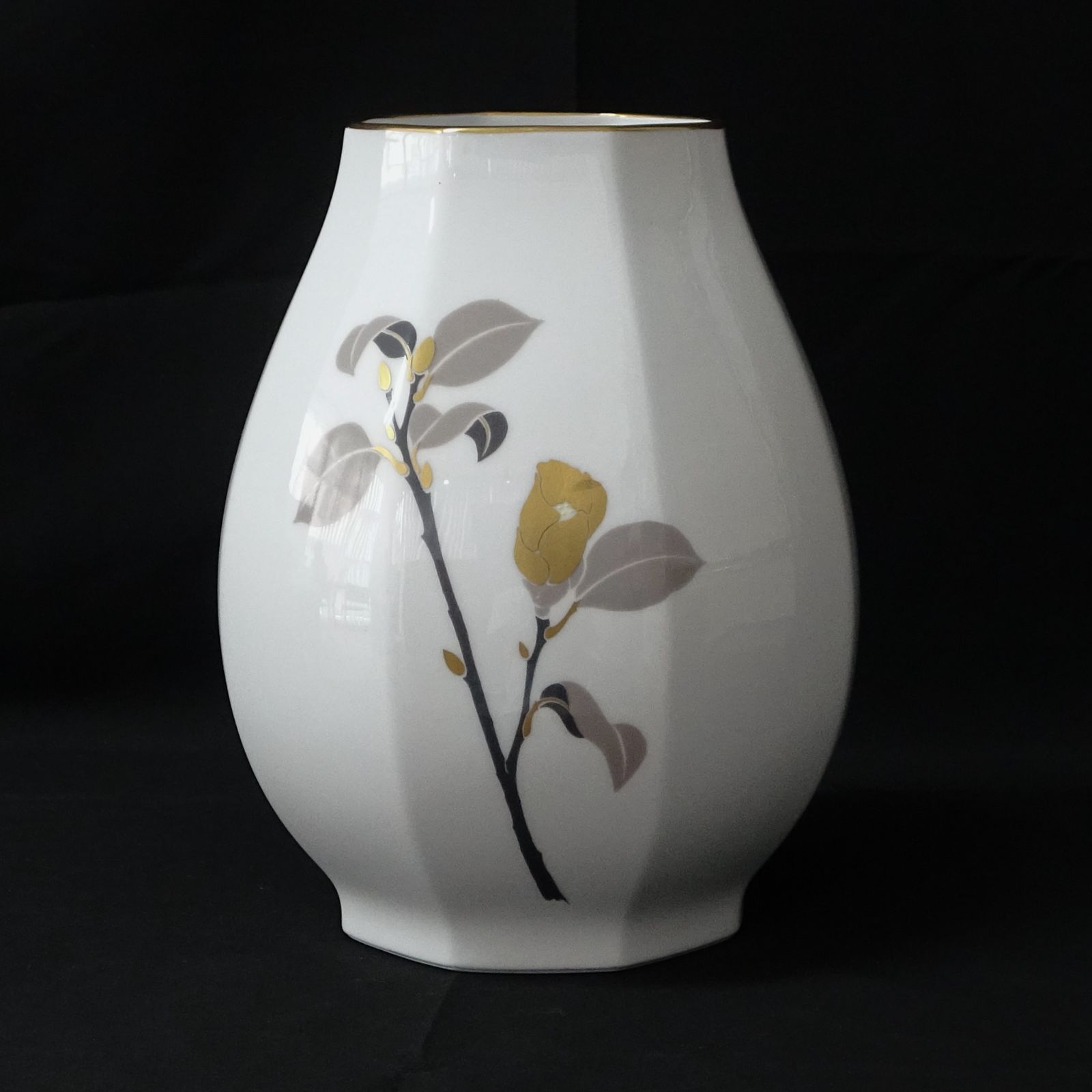 大倉陶園 金蒔絵 椿 花瓶 OKURA TOUEN 大倉陶園 花瓶 花瓶 椿図柄金蒔絵八角形 1点 - メルカリ