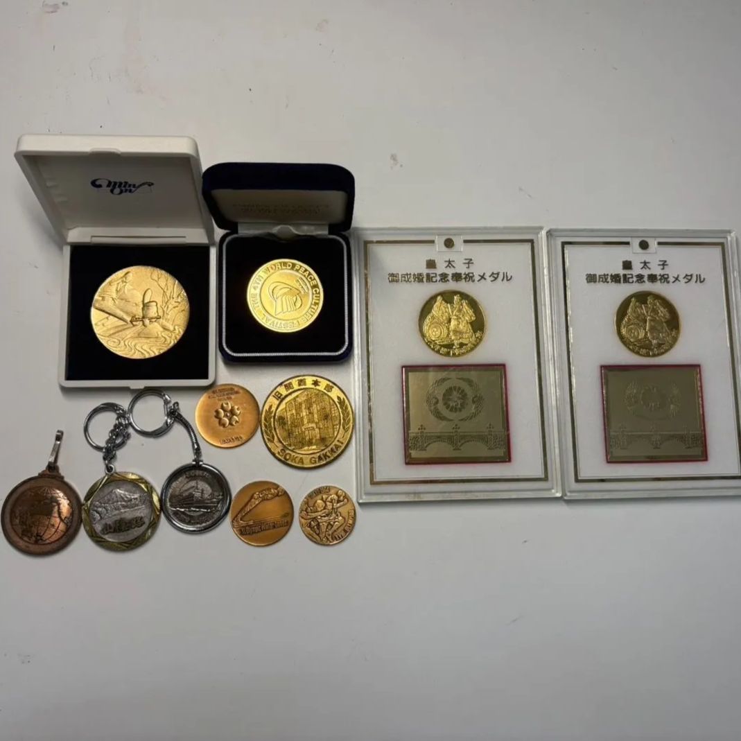 ◎ 【✨メダルまとめ✨】 記念コイン 骨董品 GOLD silver 金 銀 東京オリンピック 天皇陛下 創価学会 世界平和 民音 EXPO エキスポ  大阪 御成婚 箱入り アンティーク ヴィンテージ ゴールド シルバー 昭和レトロ ビンテージ 大量 メダル - メルカリ