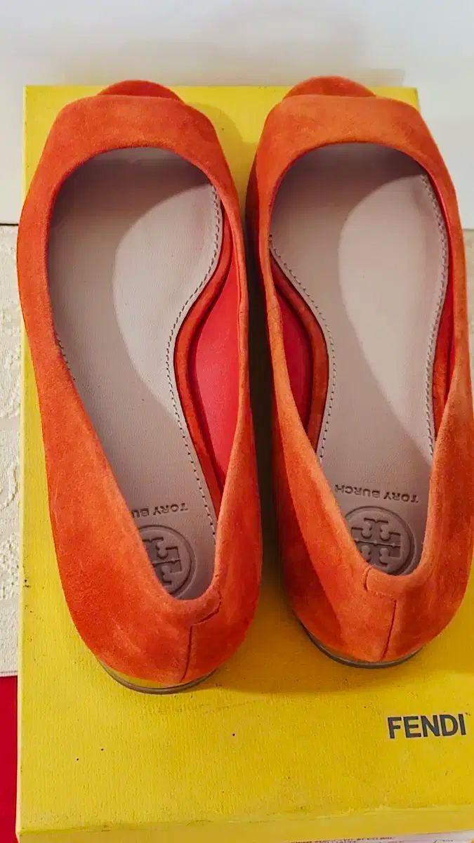 ほぼ新品 （ 235 ） Tory Burch(トリーバーチ) サリナス