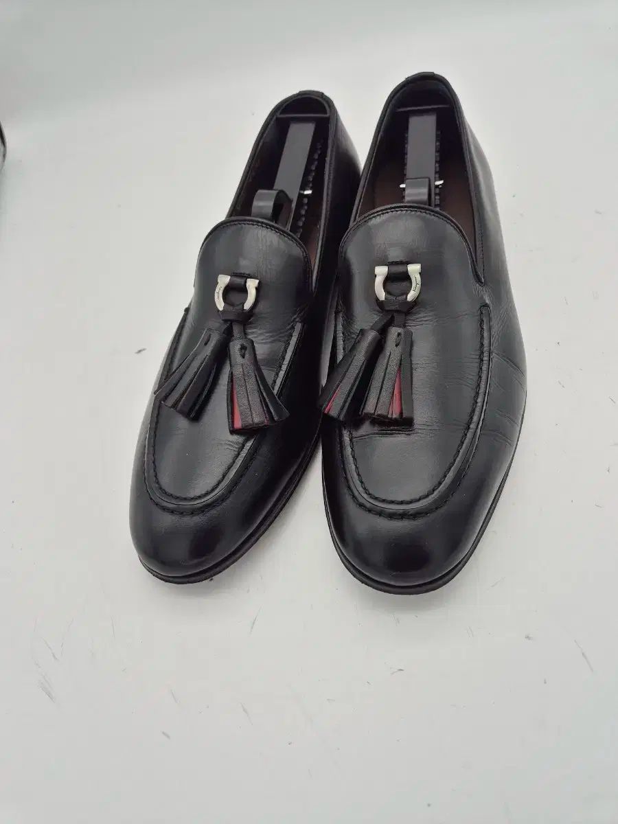 FERRAGAMO フェラガモ 黒 タッセル ローファー メンズ 靴