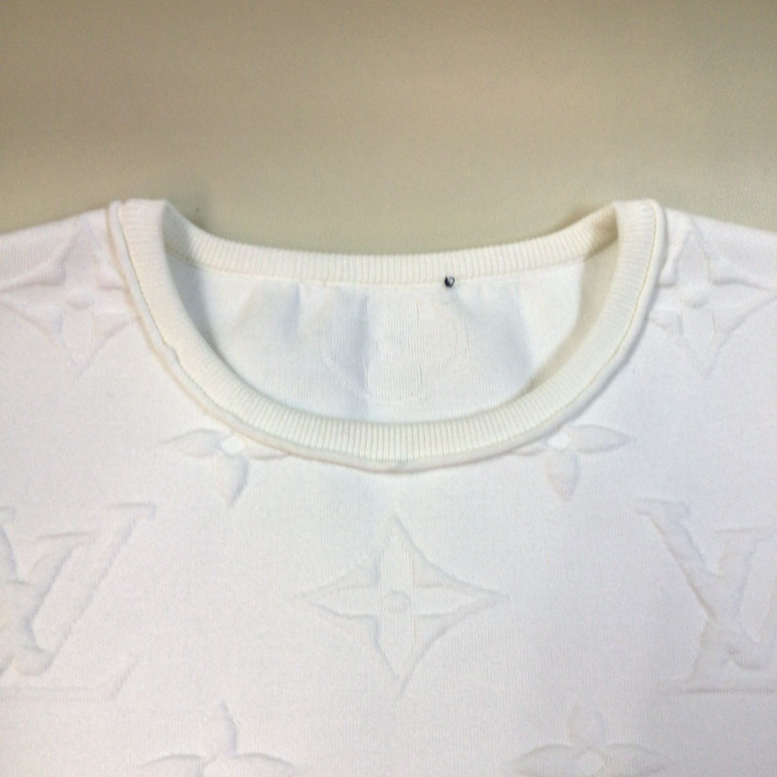 ルイヴィトン ホワイト エンボスロゴ Tシャツ 半袖 中古・古着通販】LOUIS VUITTON (ルイ ヴィトン) エンボスLVロゴT
