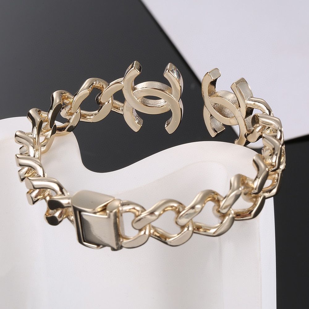 美品 CHANELシャネル ロゴ×CC ゴールドチェーン ブレスレット 美品 CHANELシャネル ロゴ×CC ゴールドチェーン ブレスレット