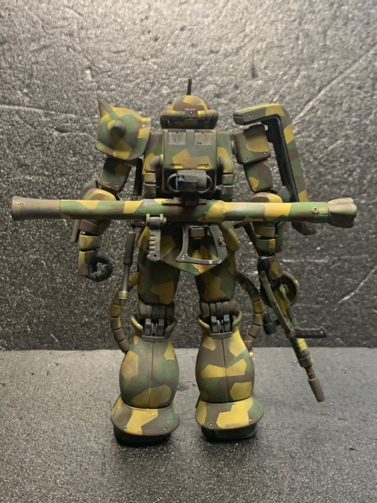 HGUC 1/144 MS-06S ZAKUⅡ 塗装完成品 ガンプラ HGUC 1/144 MSｰ06 ザクⅡ オリジナルカラー迷彩塗装