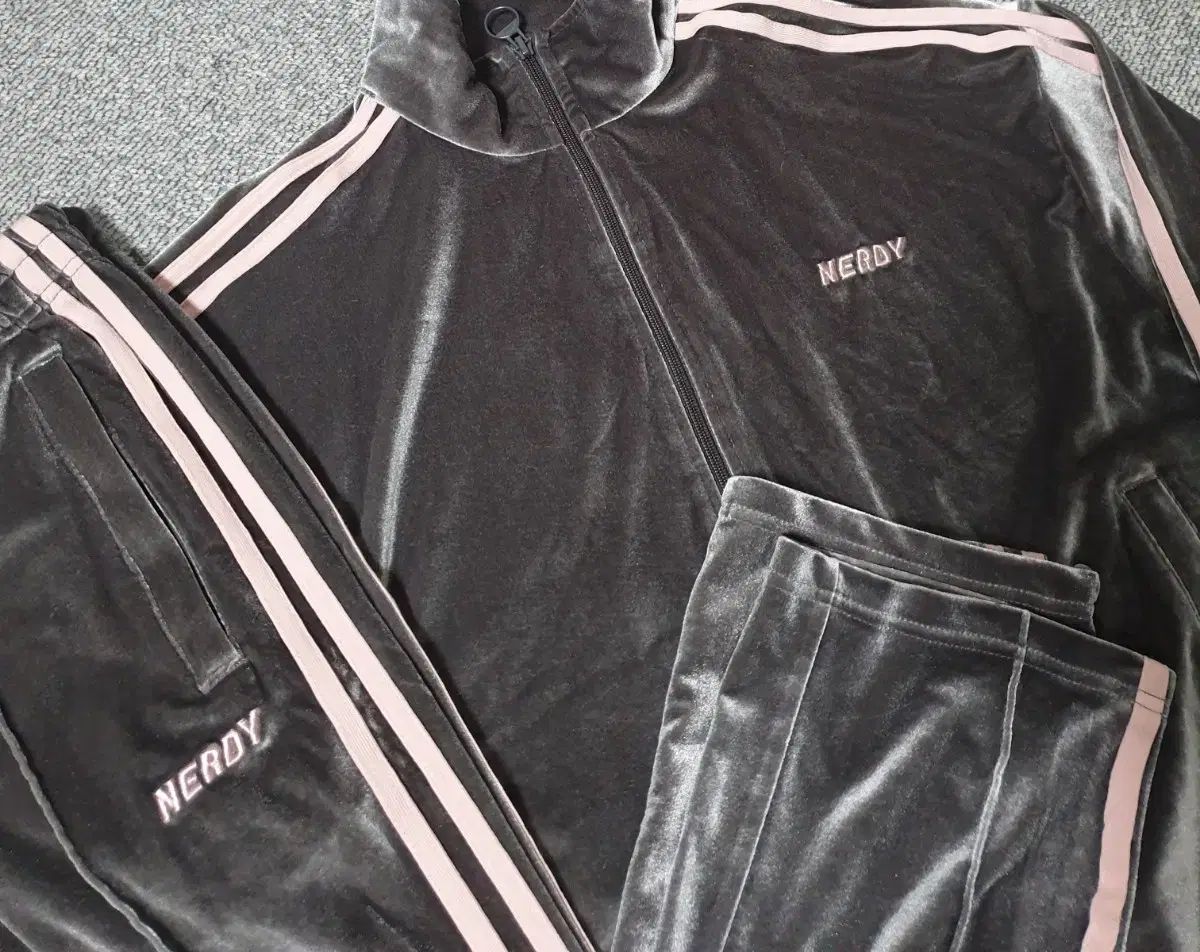 NERDY ベルベット トレーニングウェア セット