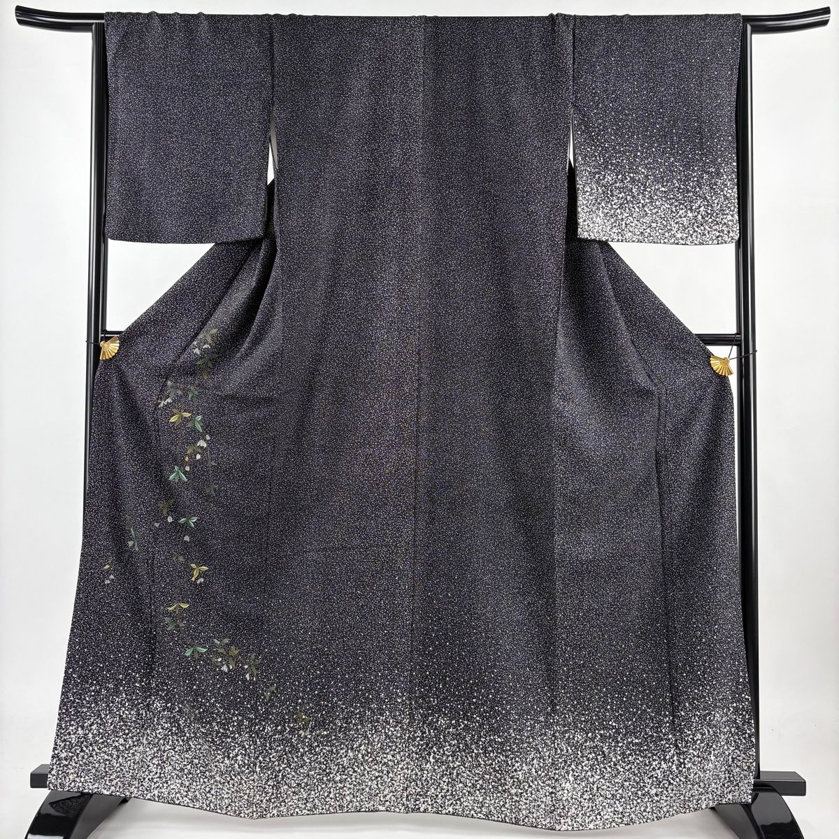 身幅広め　付下げ　袷　正絹　黒　古典模様　部分刺繍　身丈166裄67.5 付下げ 身丈160cm 裄丈64cm M 袷 菊唐草 流水 焦茶色 正絹 美品