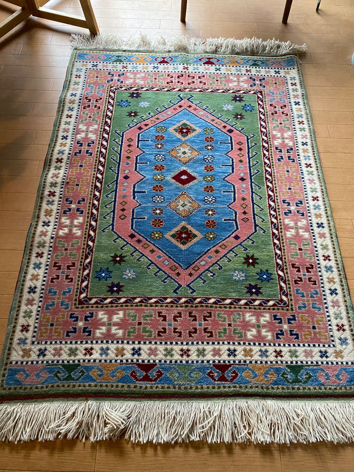 どんな家具にも合うエーゲ海沿いユントダ―のふわふわ絨毯