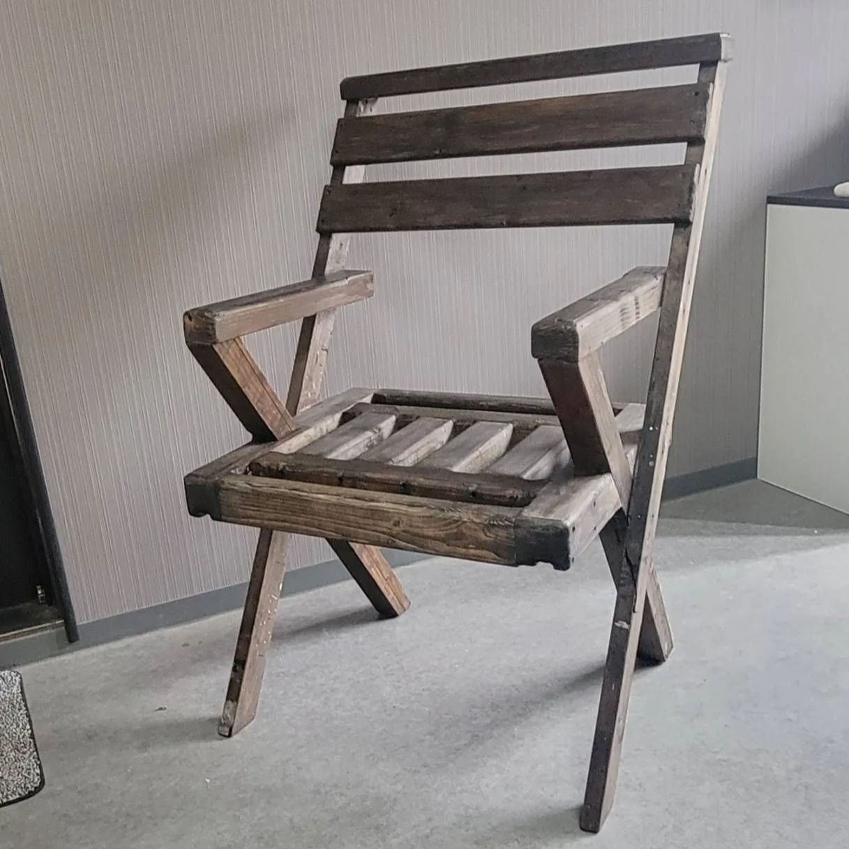 bring 25 Cross Legs Vintage Style Armchair