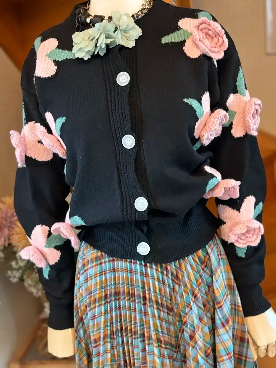 フラワー 刺繡 黒 カーディガン ＋ チェック プリーツ スカート