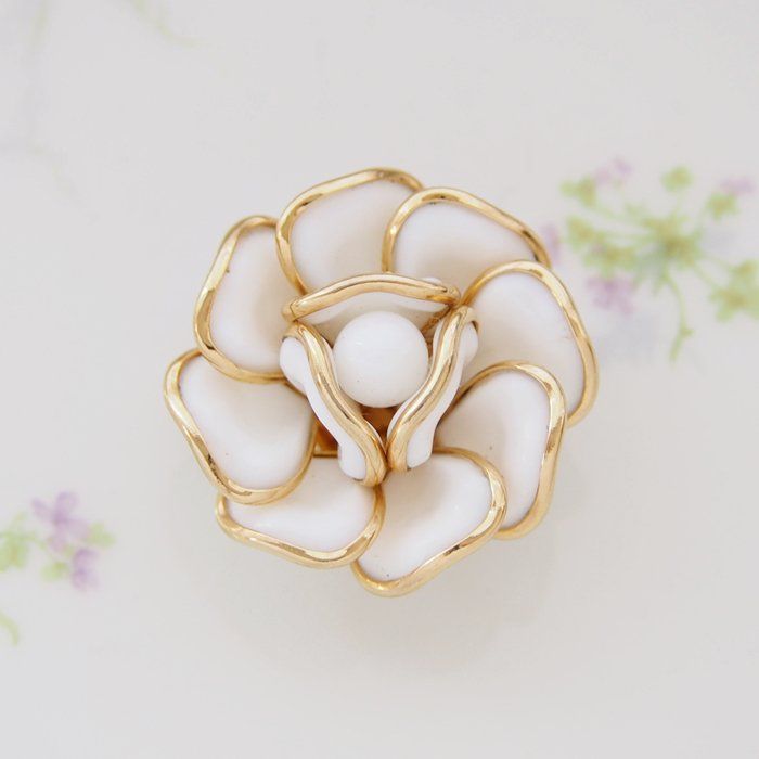 希少 TRIFARI ミルクガラス ブローチ ゴールドカラー ホワイト 艶