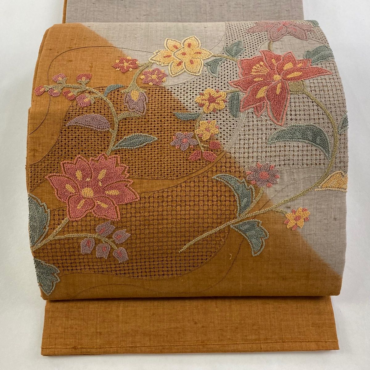 袋帯 秀品 紬地 草花 流水 刺繍 茶色 お太鼓柄 正絹