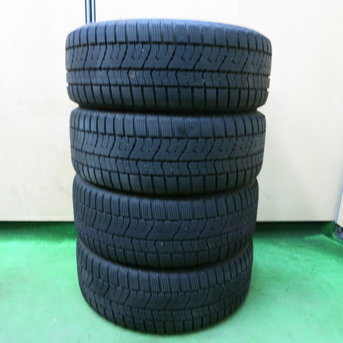 送料無料* バリ溝！22年！キレイ！9.5分以上☆スタッドレス 215/50R17 