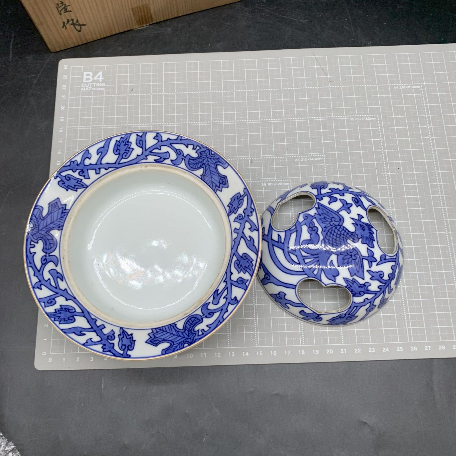 有田焼 十四代辻常陸作 染付金彩鳳凰唐草絵灰皿 共箱 宮内庁