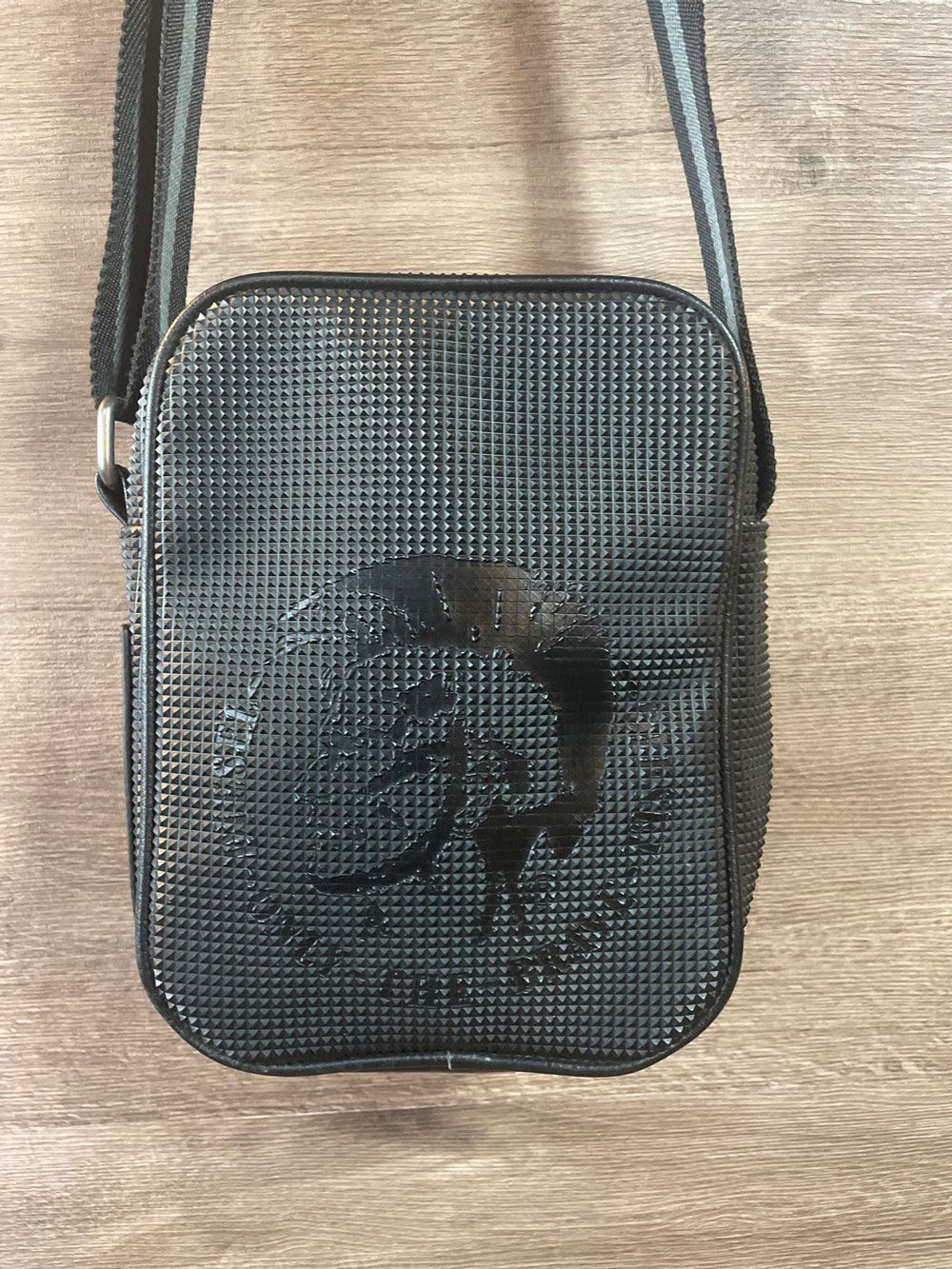 美品 DIESEL ショルダーバック レザー ブレイブマン 型押し ブラック 美品 ディーゼル ショルダーバッグ ブレイブマン レザー クロス