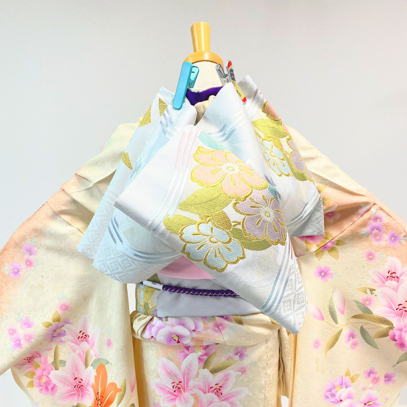 新品・一式セット】振袖 クリーム ニュアンスカラー 百合 欄 成人式 