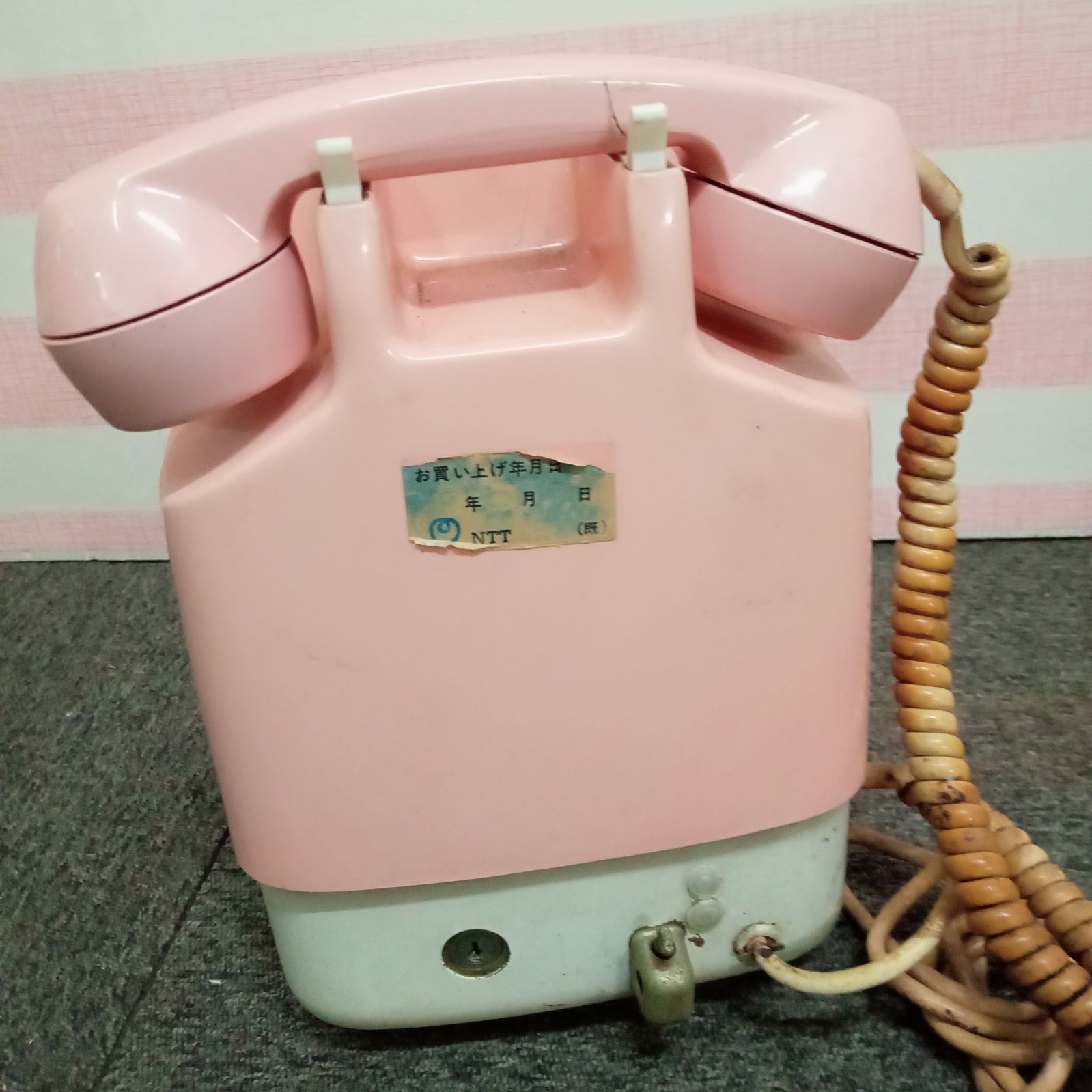 【昭和レトロ・当時物】ダイヤル式　ピンクの公衆電話 1985年製　インテリア ◯ 昭和 レトロ ピンク ダイヤル式 公衆電話 NTT 骨董