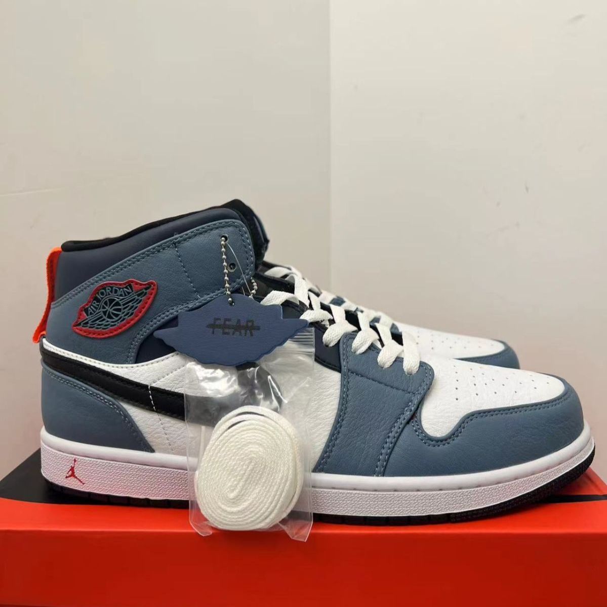 新品未使用 ナイキ Jordan Air Jordan 1 Mid Fearless 