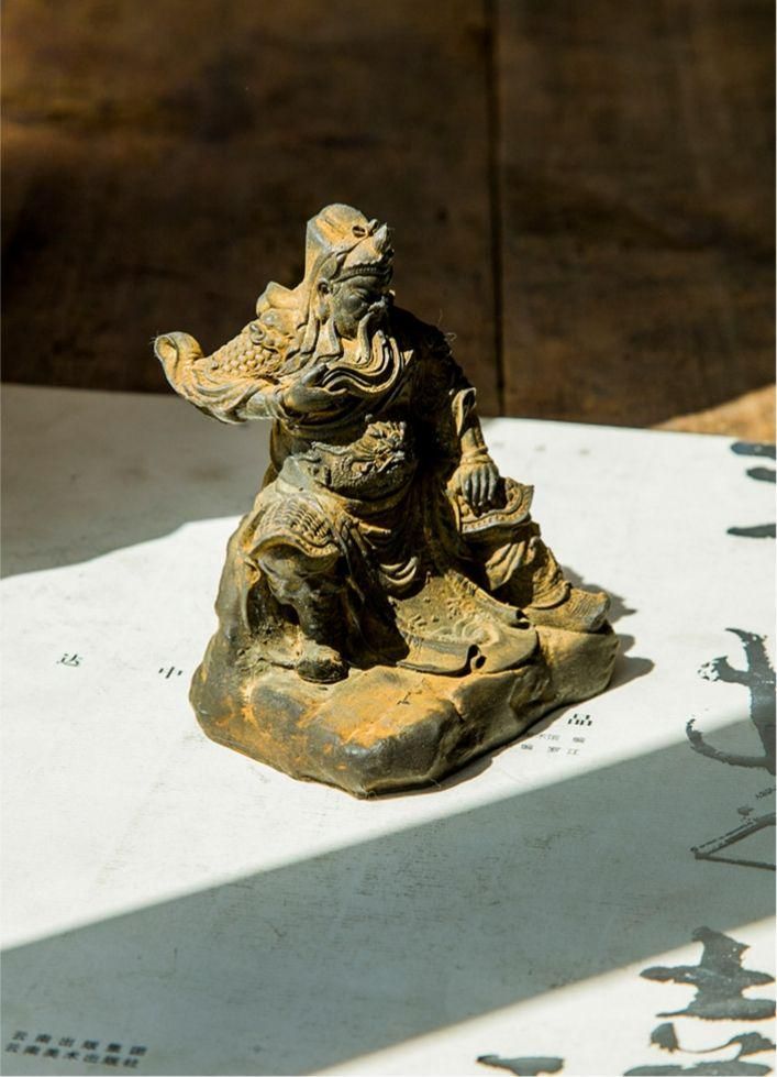 武聖関羽人物像 文房置物·案頭  鎮宅辟邪 開運風水 招財  工芸品 武聖関羽人物像 文房置物・案頭 鎮宅辟邪 開運風水 招財 工芸品
