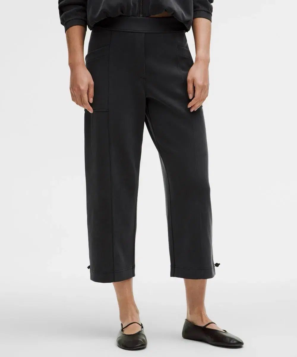 ルルレモン ソフトストリーム リラックスフィット ミドリィーズ ヘム シンチ クロップド パンツ