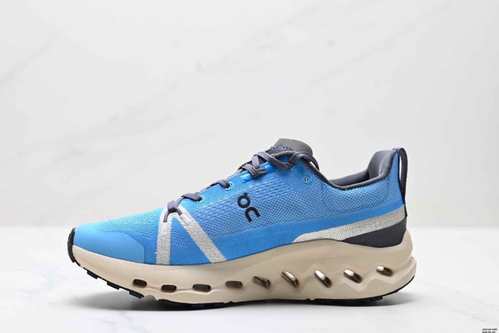 オン（On） Cloudsurfer Trail 男女兼用のトレイルランニング