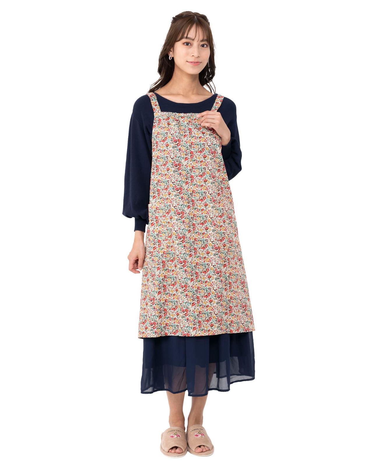 Size Free Size_Color 70551245-レッド90 ナイガイ LIBERTY リバティ 花柄 エプロン オシャレ 撥水加工 ポケット付き 北欧風 後結び キッチン カフェ 保育園 レディース 70551245 70551245-レッド9