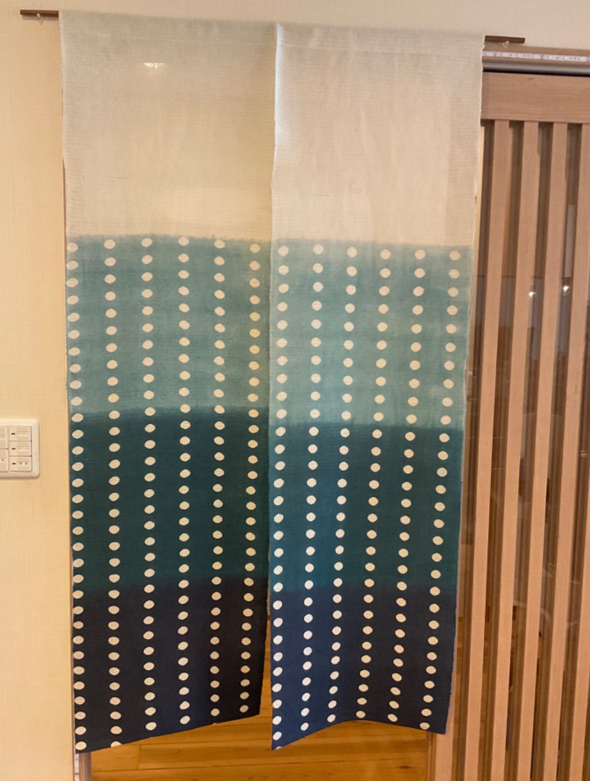 暖簾 綿麻のれん 水玉段ぼかし 丈150cm 藍色 涼しげ 手染め 夏 玄関 目隠し