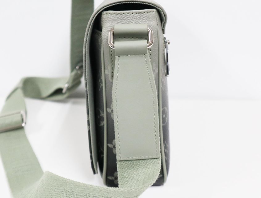 ルイヴィトン LOUIS VUITTON モノグラム グラディエント ディストリクトPM NV3 M11593 カーキグリーン 上 メンズ ショルダーバッグ