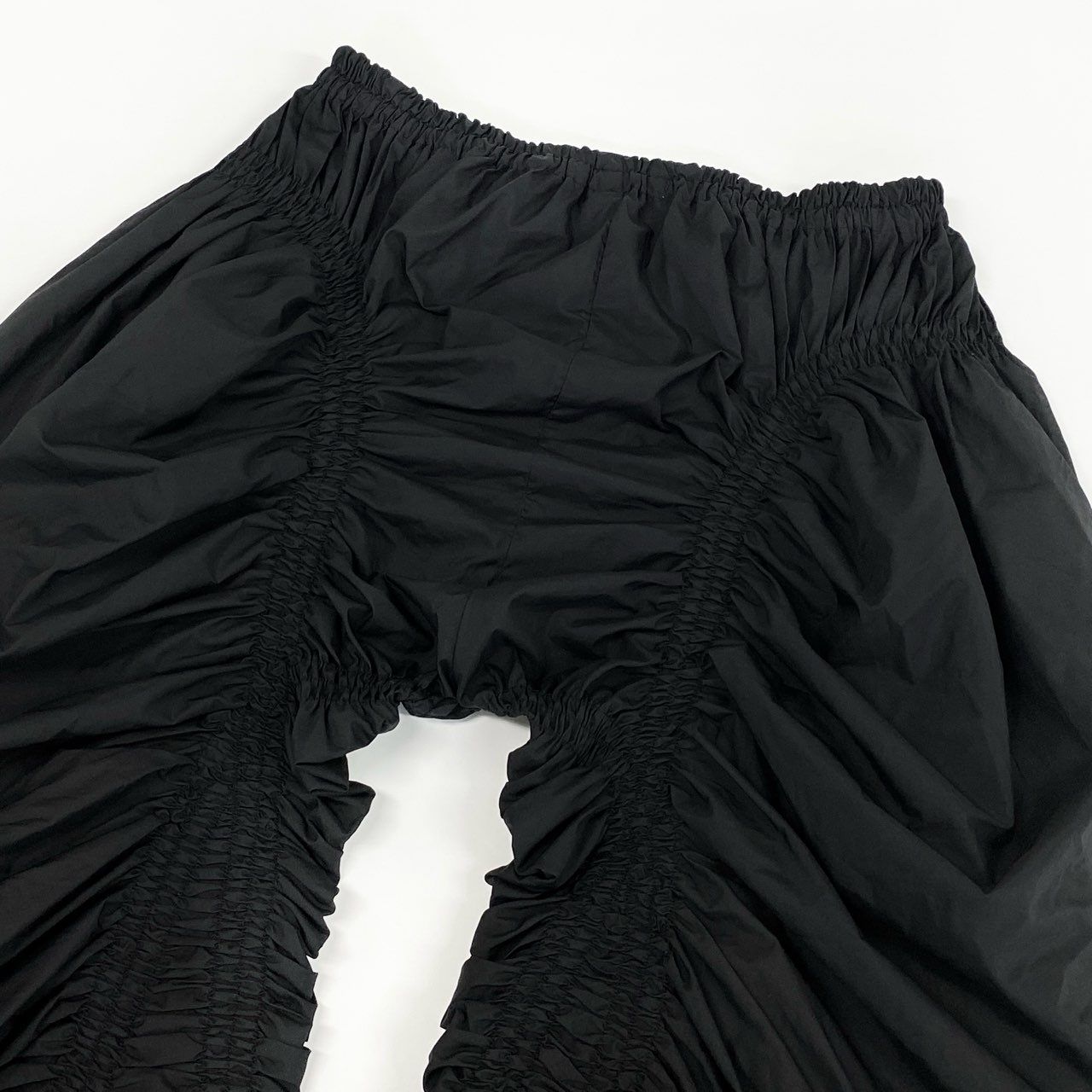 イッセイミヤケ　ISSEY MIYAKE シャーリング　ギャザー　パンツ　黒 イッセイミヤケ ISSEY MIYAKE シャーリング ギャザー パンツ 黒