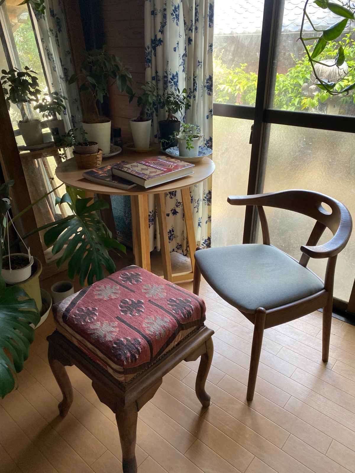 カイセリキリムと無垢の木のお洒落なオットマン トルコから直輸入通関済些細な訳有アウトレット価格即決