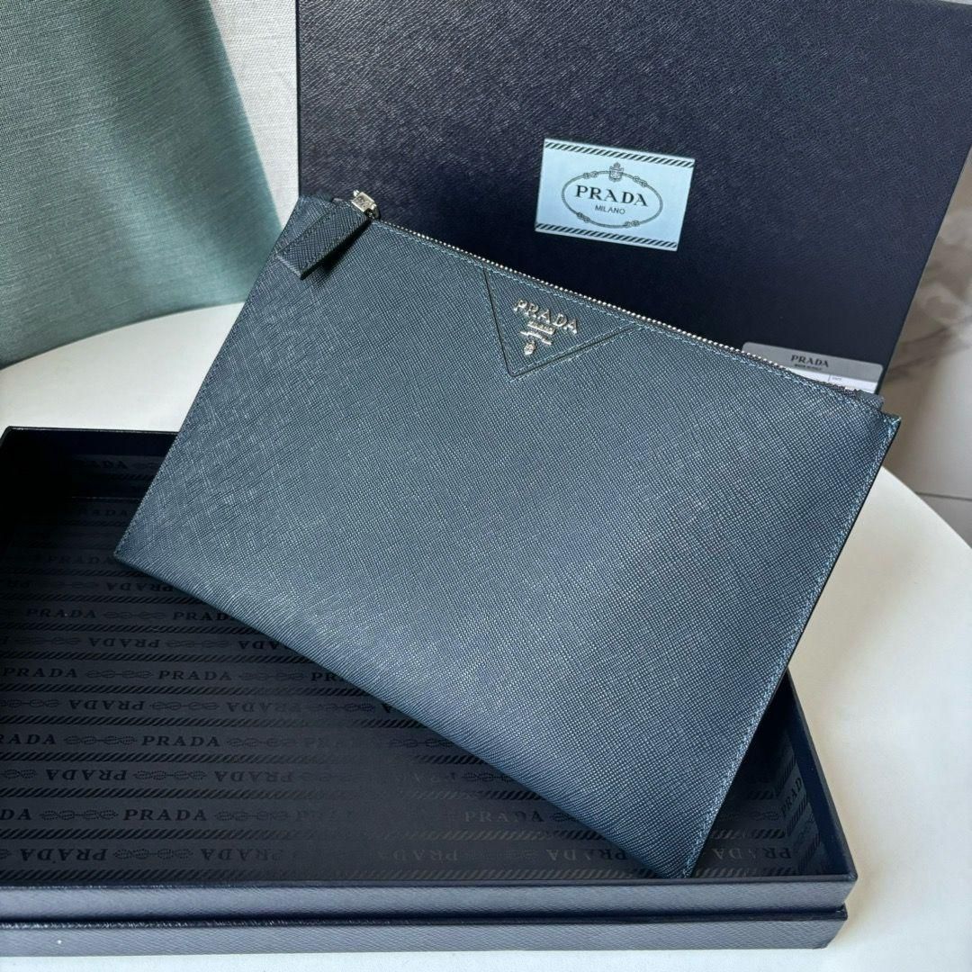 ⭐PRADA⭐　美品　プラダ　ラフィアクロケット　クラッチバッグ Prada プラダのクラッチバッグ、手触りが滑らか、シンプルな外観