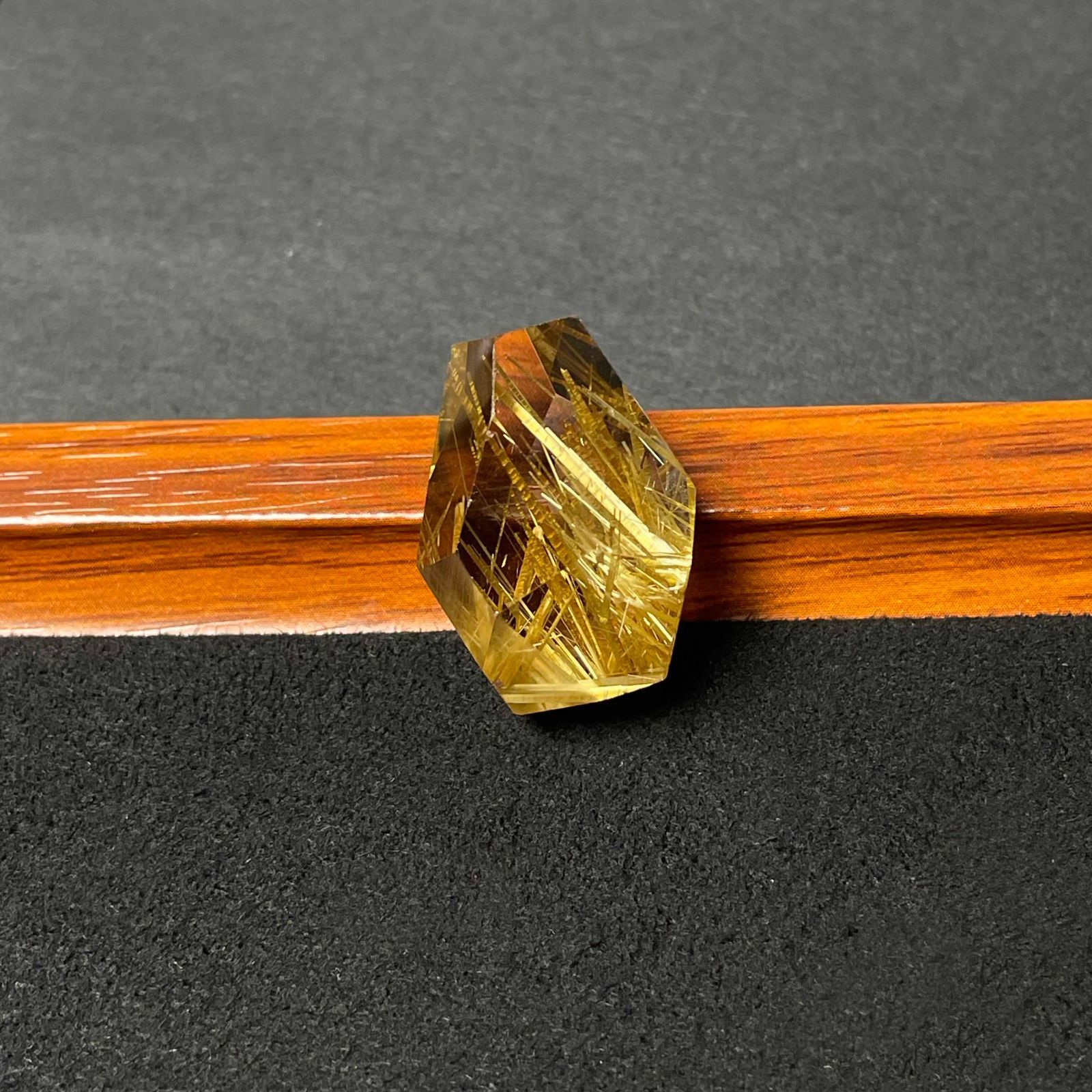 EU製 黄金タイチンルチル パワーストーン アクセサリー 天然石 原石 金運 お守り プレゼント 26.2*19.9*15.3mm ZZ1553