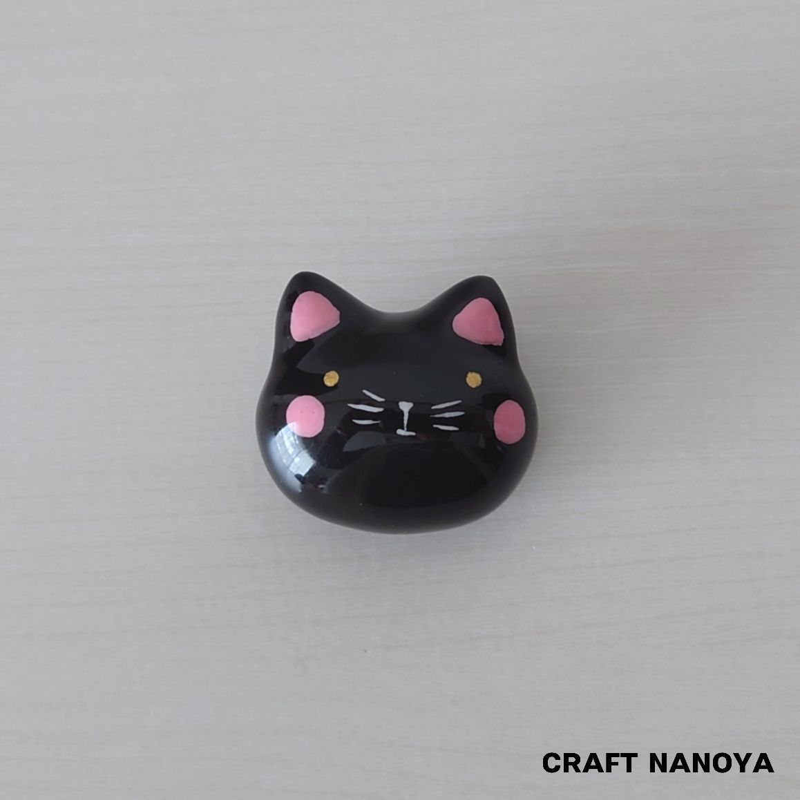 黒ねこブローチ（小） 石粉粘土 ハンドメイド ブローチ - メルカリ