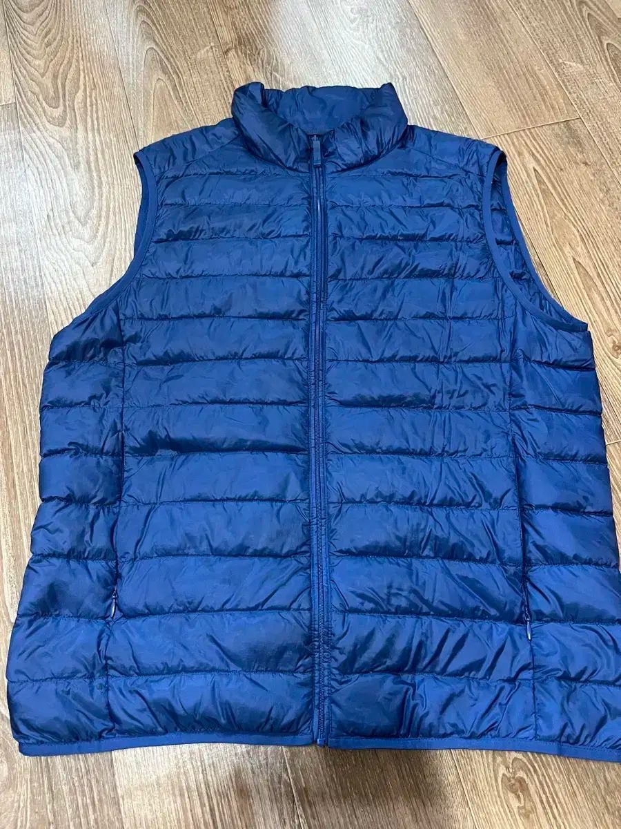 ユニクロ 軽量ダウンベスト ブルー L