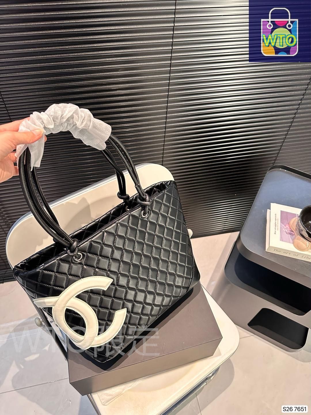 CHANELシャネルの控えめで質感のあるショルダーバッグ｜本日限定
