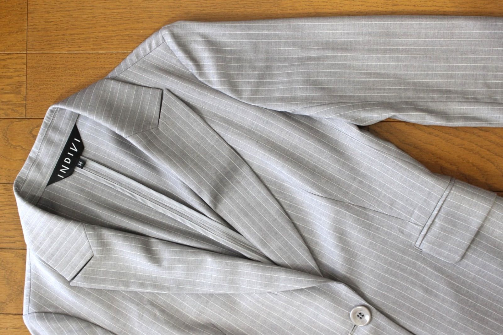 21 インディヴィ スカートスーツ 上36 下38 ♥に近い 上S 下M グレー ストライプ 面接 ビジネス INDIVI 春夏秋